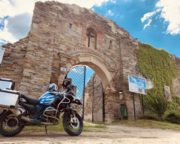 Motocyklem z Krakowa: Od łagodnych pętli po górskie winkielki!