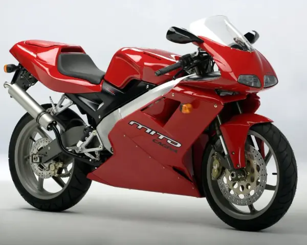 Czerwona Cagiva Mito, znana jako najszybsza 125, z białym akcentem na owiewce i srebrnym wydechem.