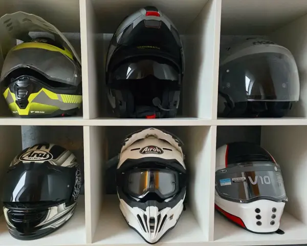 Różne rodzaje kasków motocyklowych: szczękowy, enduro, integralny, modułowy. Kolekcja dla każdego fana dwóch kółek.