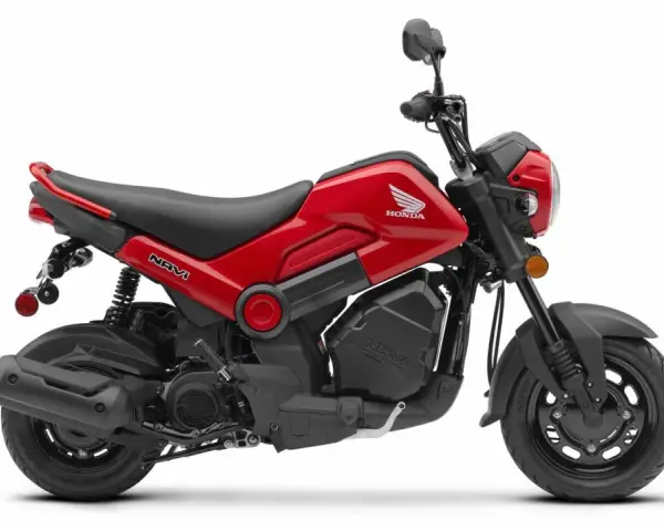 Czerwony skuter Honda Navi z czarnymi akcentami, idealny do miejskich podróży.