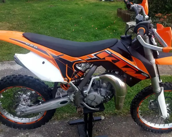 Pomarańczowy KTM SX 85 gotowy do jazdy, z pewnością osiągnie imponującą prędkość maksymalną.