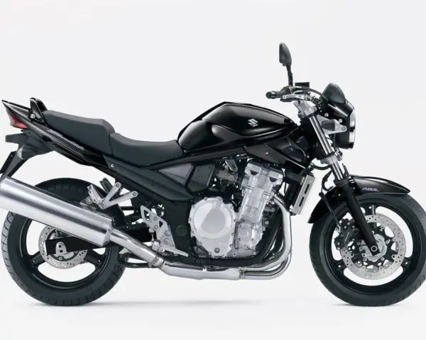Czarny motocykl Suzuki Bandit 600, z widocznym silnikiem i wydechem. Idealny do miasta i na trasę, sprawdź suzuki bandit 600 dane techniczne.