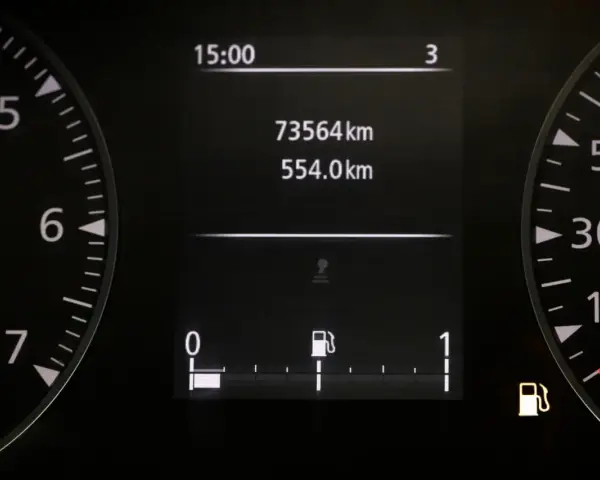 Na desce rozdzielczej widać zegar 15:00, licznik 73564 km i wskaźnik paliwa. To już spora motogodzina!