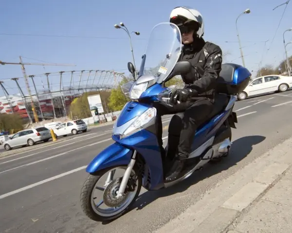 Motorower: definicja, prawo jazdy, koszty i różnice ze skuterem