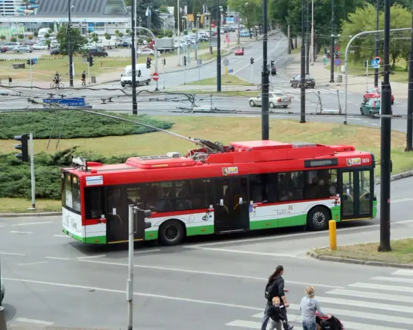 Czerwony trolejbus z napisem "Lublin" na ulicy. Zastanawiasz się, jak dojadę do celu? Ten pojazd to dobry trop.