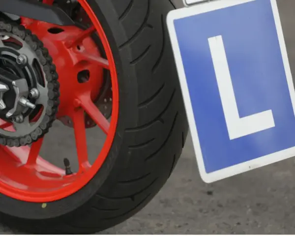 Tablica "L" na motocyklu. Czy z prawem jazdy AM można wozić pasażera?