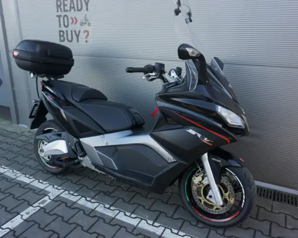 Czarny skuter Aprilia SRV 850 z kufrem, gotowy do zakupu.