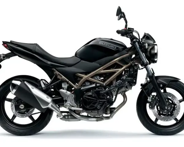 Czarny motocykl Suzuki SV 650 z widocznymi danymi technicznymi, w tym kratownicową ramą i silnikiem V-twin.