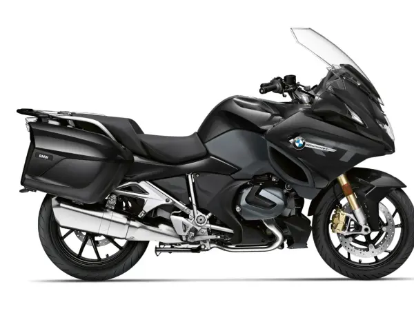 Czarny motocykl turystyczny BMW R 1250 RT z kuframi, gotowy na dalekie podróże.