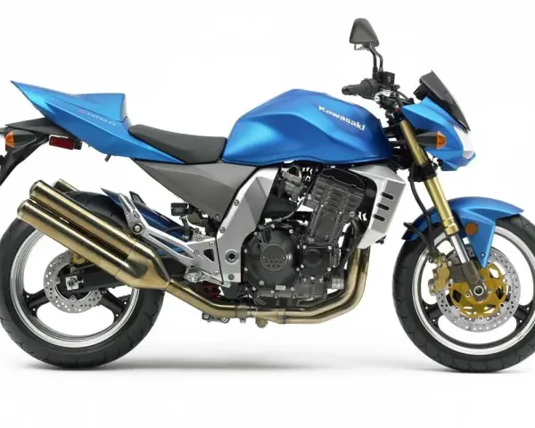 Błękitny Kawasaki Z1000, z mocnym silnikiem i podwójnym wydechem, gotowy do jazdy, jakby miał moc V-max.