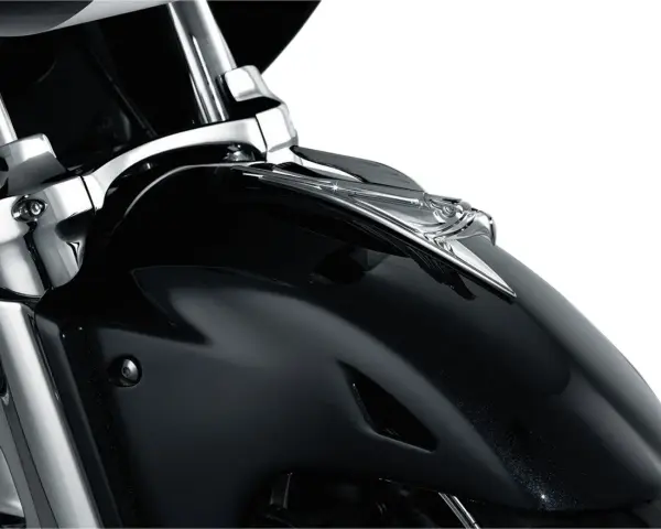 Błyszcząca, czarna owiewka motocykla z chromowanym orłem na przodzie.