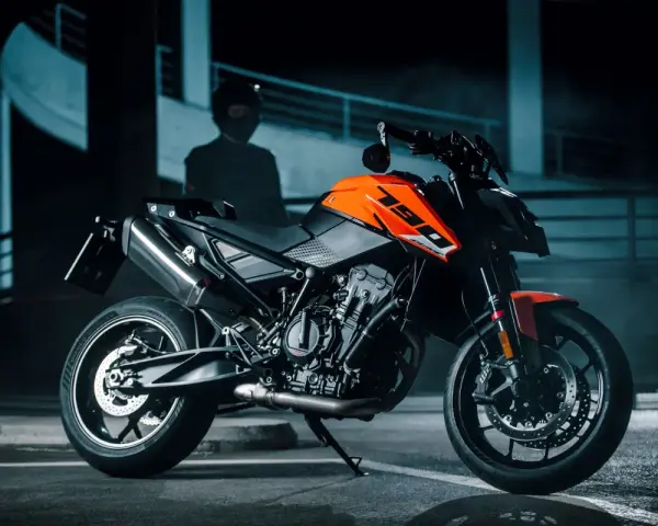 Pomarańczowy KTM Duke 790, gotowy do jazdy. Sprawdź jego dane techniczne i poczuj moc!