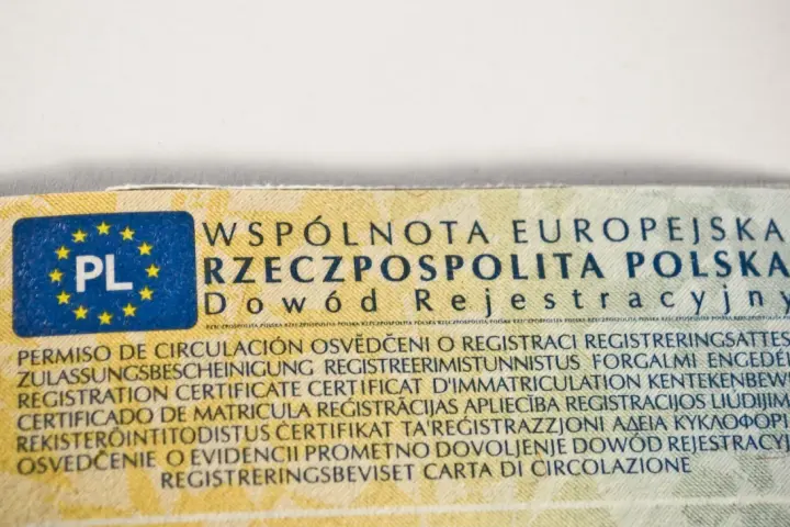 Fragment dokumentu z napisem "Dowód Rejestracyjny", symbolami Unii Europejskiej i oznaczeniem "PL".