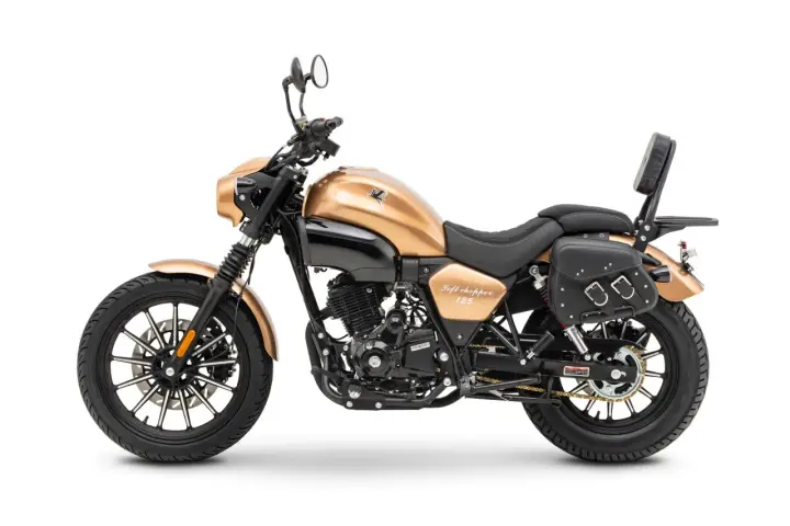 Złoty Romet Soft Chopper 125 z czarnymi sakwami i oparciem. Dane techniczne tego choppera zachęcają do podróży.