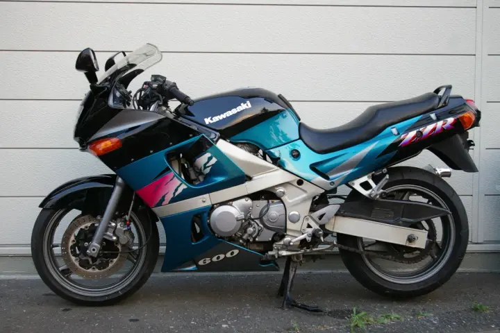 Kawasaki ZZR 600 w turkusowo-czarnej kolorystyce z grafiką, gotowy do jazdy.