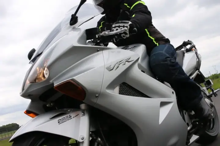 Jazda na srebrnym motocyklu Honda VFR 800. Choć piękny, ma swoje wady, jak np. ciężar.