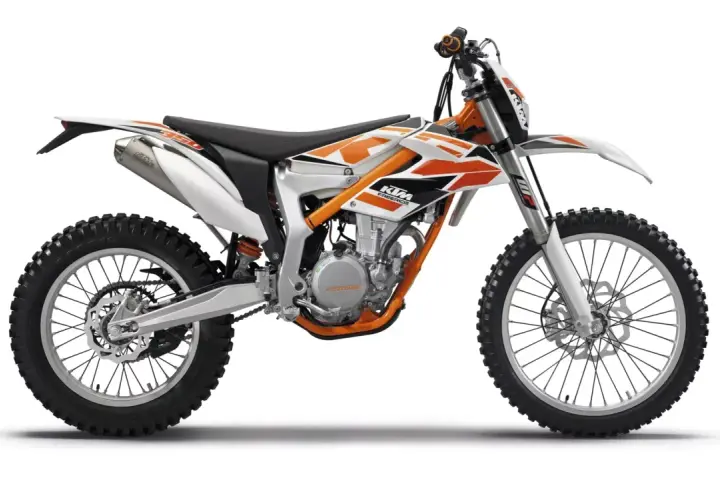 Pomarańczowo-biały motocykl KTM Freeride 350 z terenowymi oponami, gotowy na przygodę.