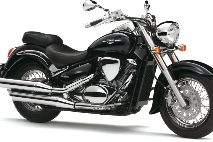 Czarny motocykl Suzuki Intruder 800, klasyczny cruiser. Wady i zalety tego modelu to m.in. jego styl i komfort jazdy.