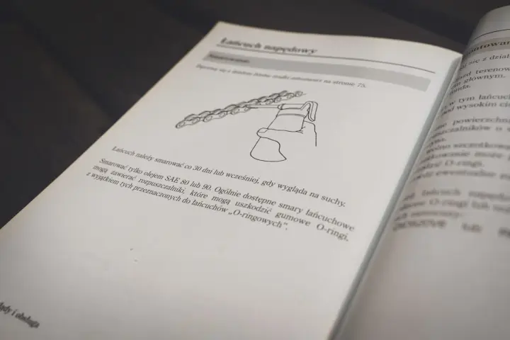 Ilustracja pokazuje, jak smarować łańcuch. Użyj oleju SAE 80 lub 90, unikaj smarów z rozpuszczalnikami, by nie uszkodzić O-ringów.