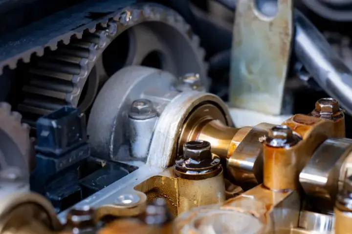 Widok mechanizmu rozrządu silnika. Uszkodzony napinacz łańcucha rozrządu może objawiać się stukaniem i nierówną pracą silnika.
