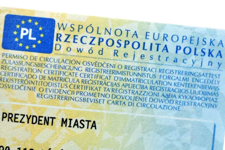 Zgubienie dowodu rejestracyjnego to problem. Na dokumencie widnieje napis "Dowód Rejestracyjny" oraz godło Polski.