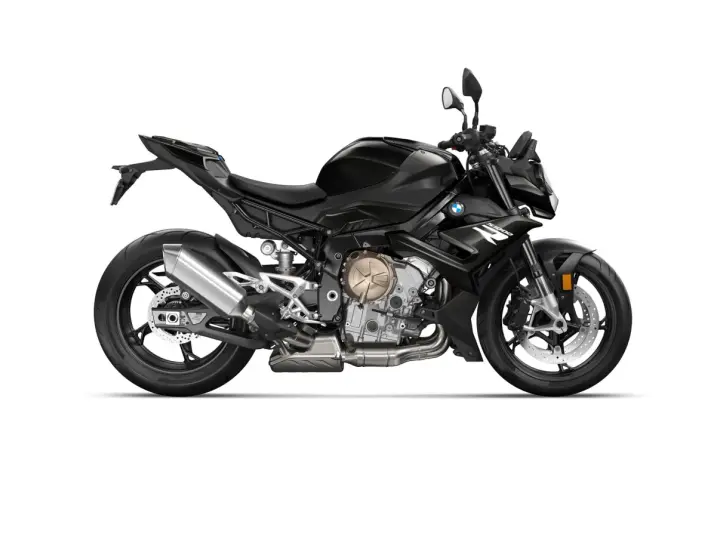 Czarny motocykl BMW S1000R z wydechem Akrapovič i złotymi elementami silnika. Gotowy do jazdy po mieście i torze.