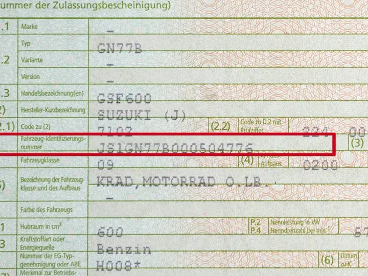 Fragment dowodu rejestracyjnego pojazdu z zaznaczonym numerem VIN.