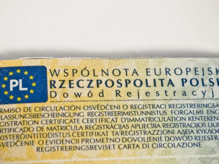 Fragment dokumentu z napisem "Dowód Rejestracyjny", symbolami Unii Europejskiej i oznaczeniem "PL".