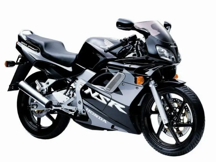 Czarny motocykl Honda NSR 125 z napisem "Super Sprint" na siedzeniu. Ten sportowy model, osiągający prędkość maksymalną V-max, zachwyca dynamicznym designem.