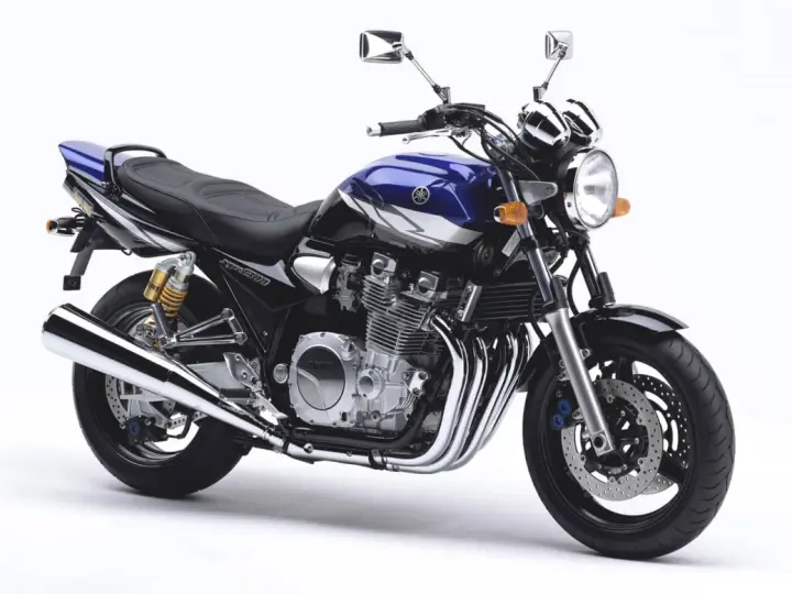 Stylowy motocykl Yamaha XJR w kolorze niebiesko-czarnym, z chromowanymi elementami i potężnym silnikiem.
