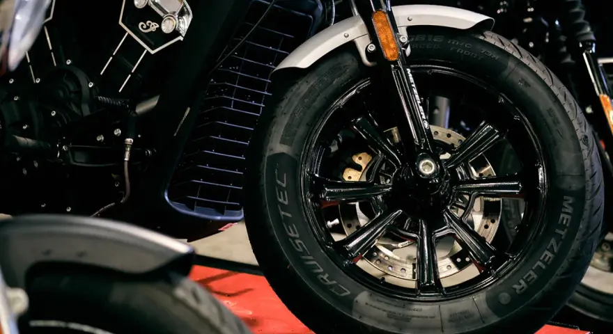 Ciśnienie w oponach motocykla: Czy wiesz, ile barów to norma?
