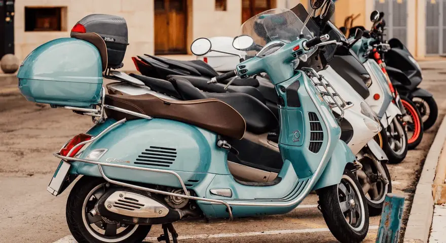 Uprawnienia na motorower: Co musisz wiedzieć, by jeździć legalnie?