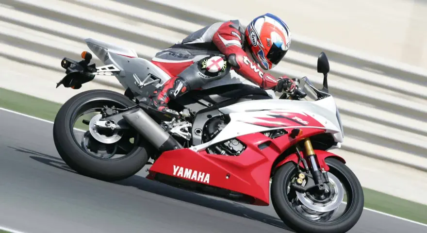 Motocyklista w czerwono-białym kombinezonie na torze ściga się na czerwono-białym motocyklu Yamaha. Od ilu lat trwa ta pasja?