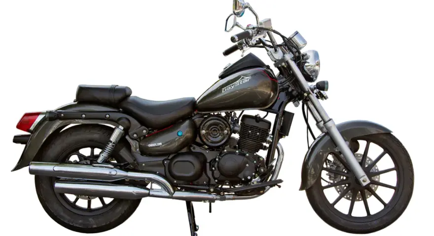 Stylowy motocykl Daelim Daystar 125 w ciemnoszarym kolorze, gotowy na przygodę.