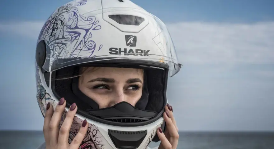 Kask motocyklowy: Jak wybrać bezpieczny i komfortowy? ECE 22.06