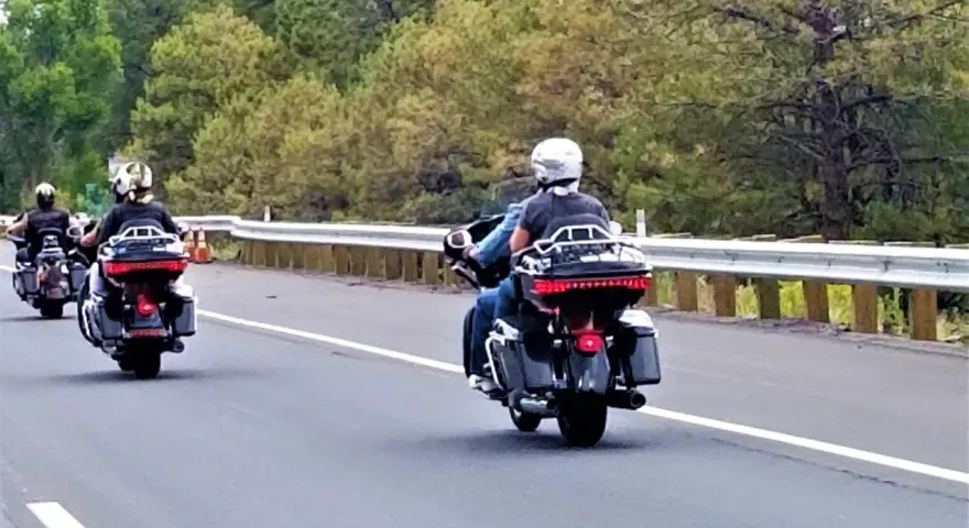 Trzech motocyklistów w kaskach jedzie drogą. Czy motocykl to pojazd samochodowy? To pytanie zadaje sobie wielu.