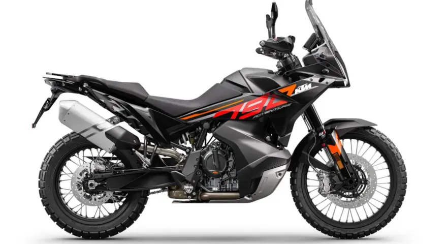 Czarny motocykl KTM Adventure 790 z pomarańczowo-czerwonymi akcentami, gotowy na każdą przygodę.