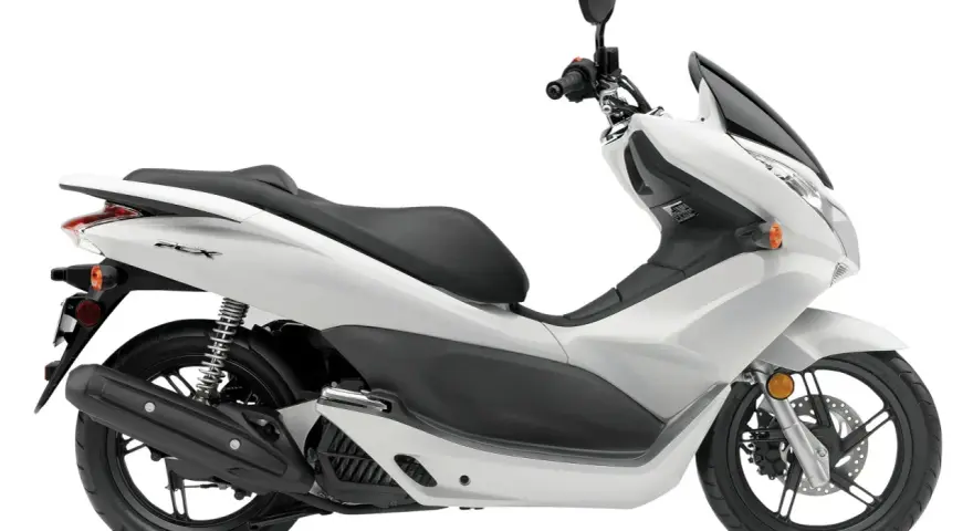 Biały skuter Honda PCX, idealny do miasta. Zastanawiasz się, ile pali skuter? Ten model jest bardzo oszczędny!