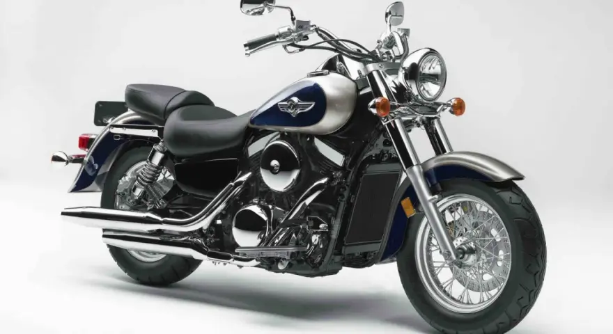 Kawasaki Vulcan 1500 wady: klasyczny cruiser z chromowanymi elementami, dwuosobowym siedzeniem i dużą mocą.