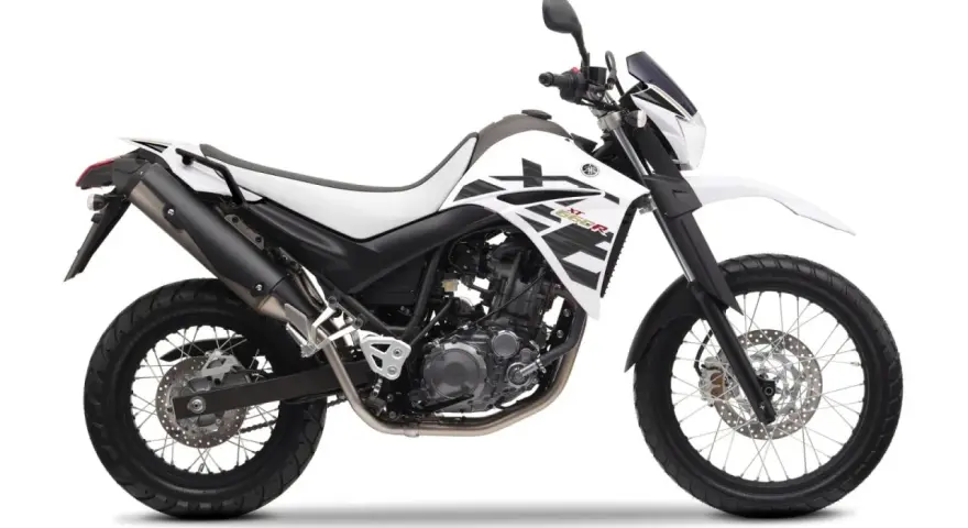 Biały motocykl Yamaha XT660R z czarnymi akcentami, gotowy na przygodę.
