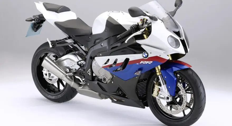 Sportowy motocykl BMW S1000RR 2018 w biało-niebiesko-czerwonych barwach, gotowy do podboju toru wyścigowego.