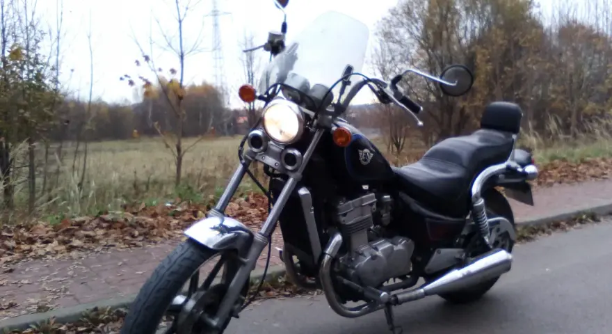 Kawasaki EN 500 wady i zalety: klasyczny cruiser z dobrym silnikiem, ale wymaga uwagi przy hamulcach i zawieszeniu. Idealny na spokojne przejażdżki.