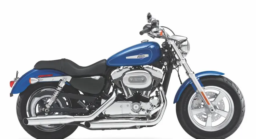 Błękitny motocykl Harley Sportster 1200 z chromowanymi elementami, gotowy na drogę.