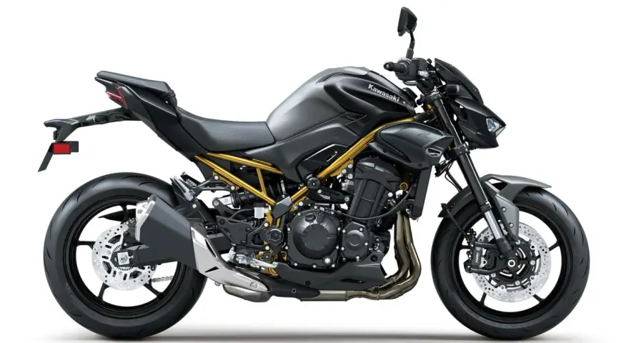Stylowy, ciemnoszary Kawasaki Z900 2022 z widoczną złotą ramą i czarnymi detalami. Gotowy na przygodę!