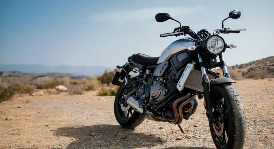 Motocykl Yamaha XSR 700 na pustkowiu. Zastanawiasz się, jakie ciśnienie w oponach motocykla 125? Ten model jest większy, ale warto sprawdzić!