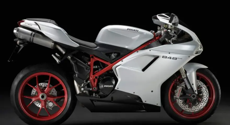 Biały motocykl Ducati 848 EVO z czerwonym stelażem i felgami, prezentujący sportowy design i moc.