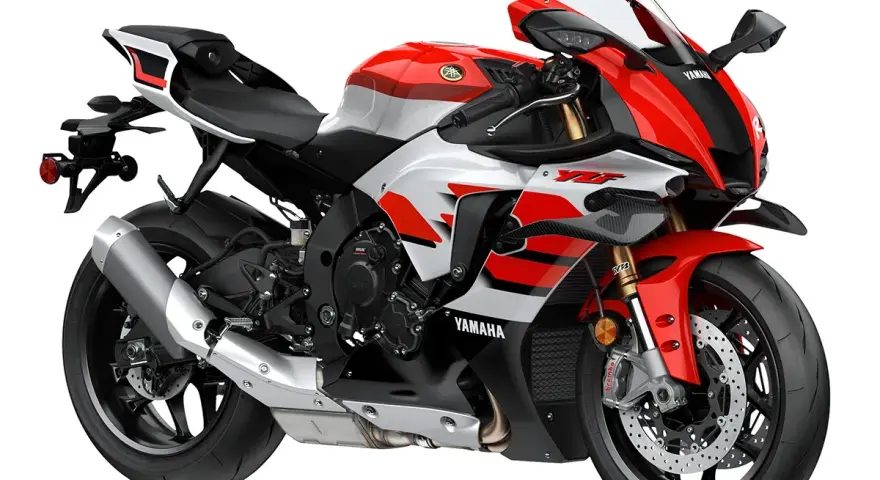 Sportowy motocykl Yamaha R1 w kolorze czerwono-białym, gotowy do wyścigów rn22.