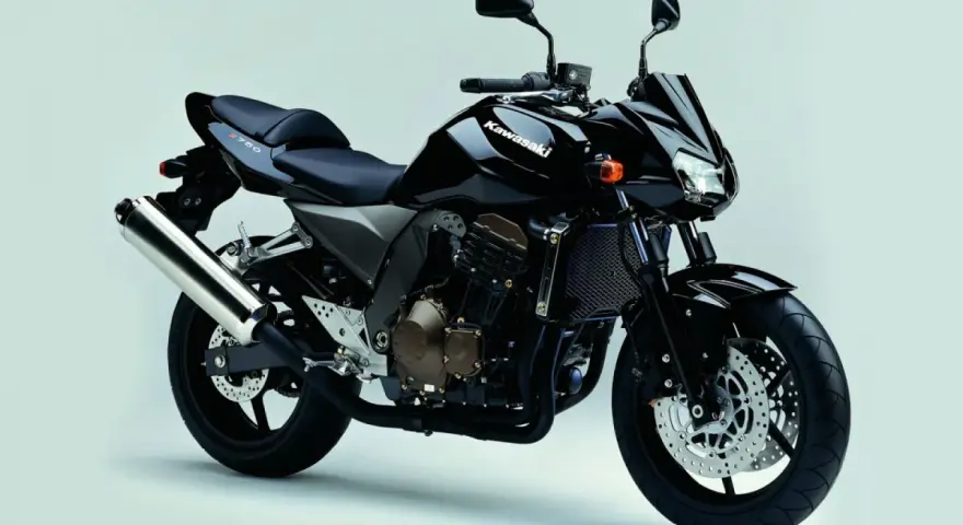 Czarny motocykl Kawasaki Z750. Poznaj jego dane techniczne i poczuj moc.