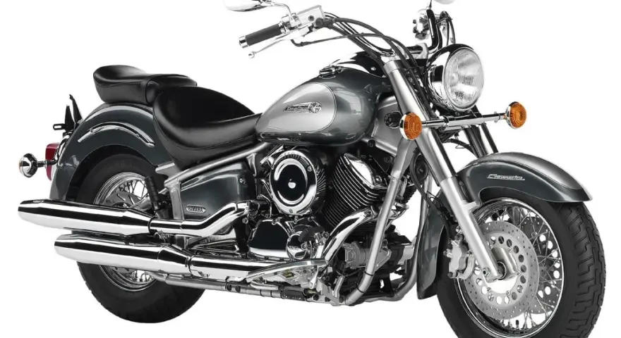 Szary motocykl Yamaha Drag Star 1100, klasyczny cruiser z chromowanymi elementami. Dane techniczne tego modelu to jego moc i styl.