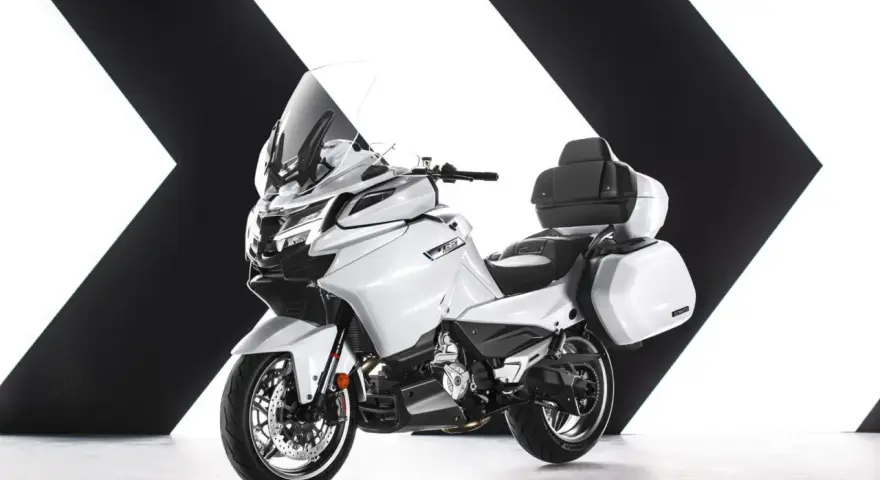 Biały, luksusowy motocykl turystyczny z kuframi, gotowy na dalekie podróże. Chińskie motocykle turystyczne oferują komfort i styl.